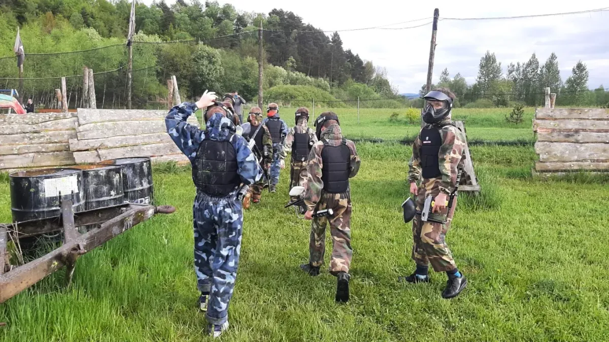 Uczestnicy urodzin paintballowych w Arenie Mocy