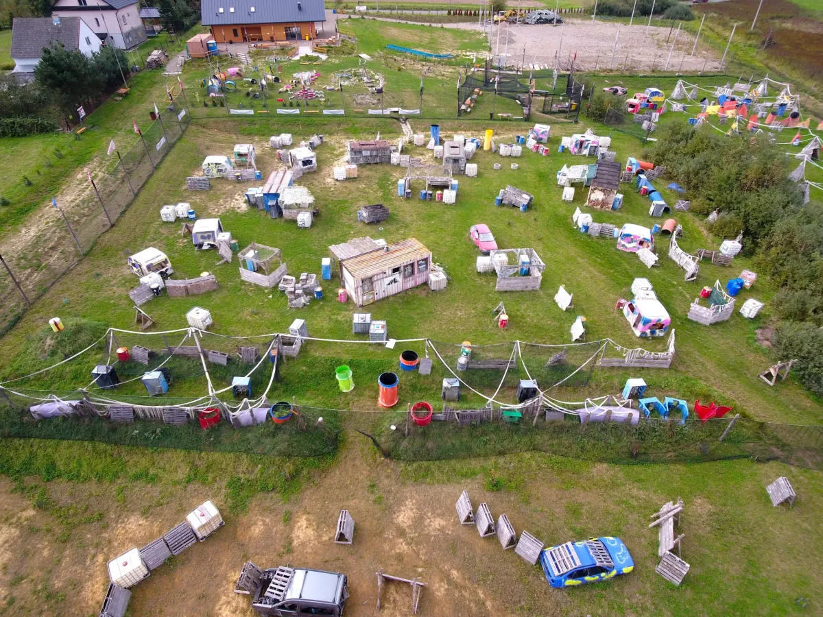 Imprezy integracyjne - zespół na polu paintballowym