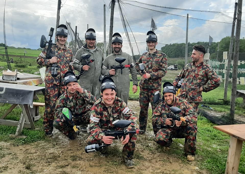 Współpraca zespołowa w paintballu