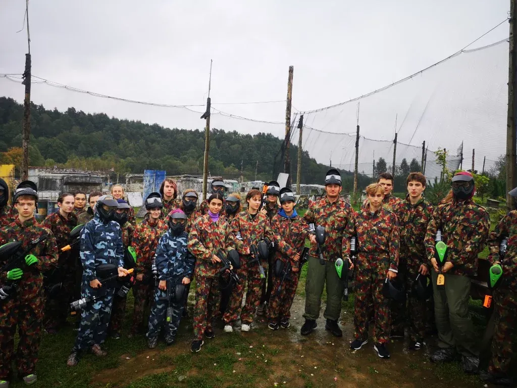 Grupa szkolna podczas zajęć paintballowych