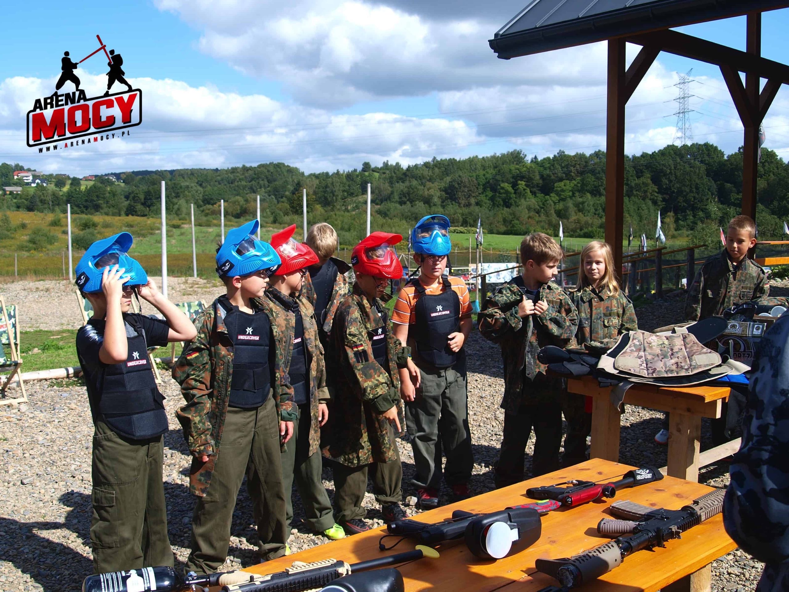 Dzieci bawiące się w paintball