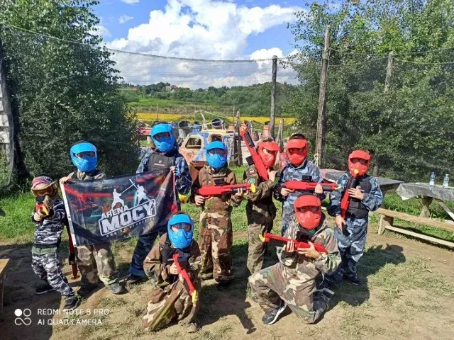 Instruktor z dziećmi na paintballu